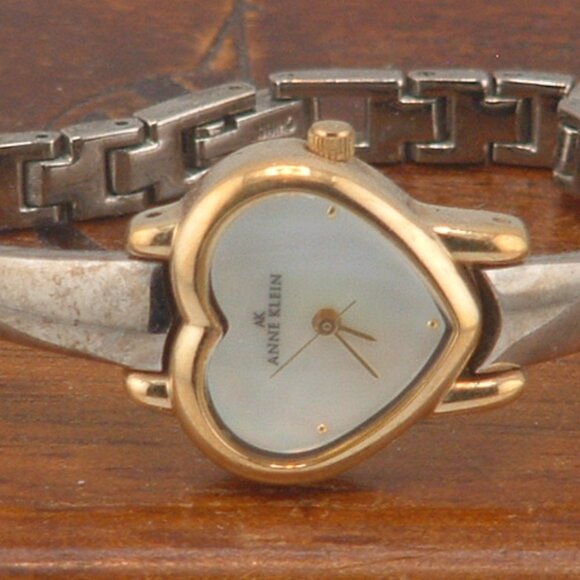Pre-Owned Women’s Anne Klein Heart Shape 10/7475 Dress Analog Watch - Picture 2 of 6